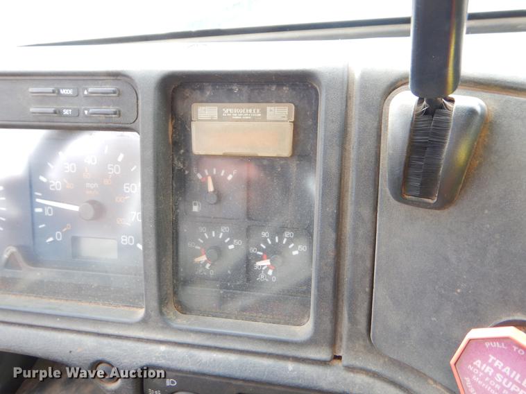 image for item EW9579 1998 Volvo VN semi truck