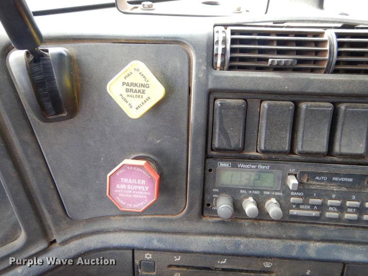 image for item EW9579 1998 Volvo VN semi truck