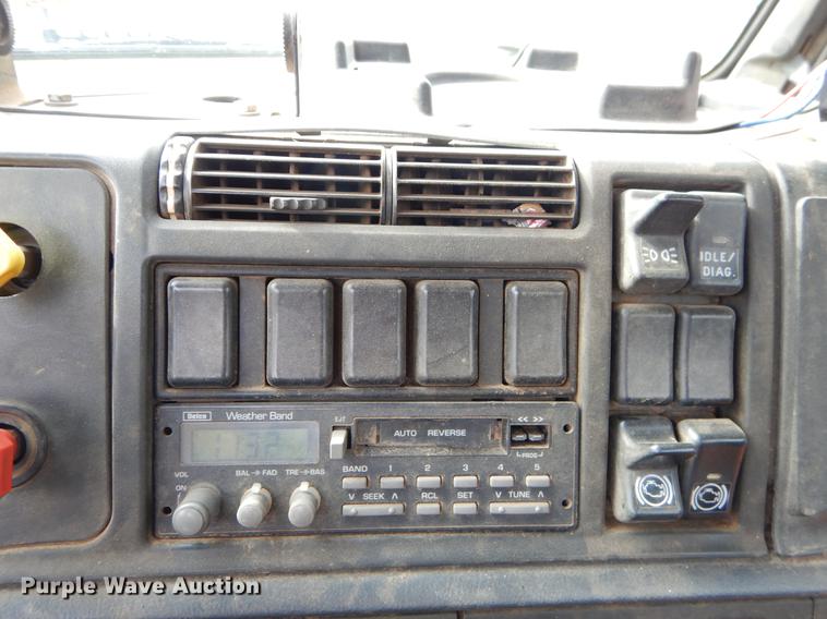 image for item EW9579 1998 Volvo VN semi truck