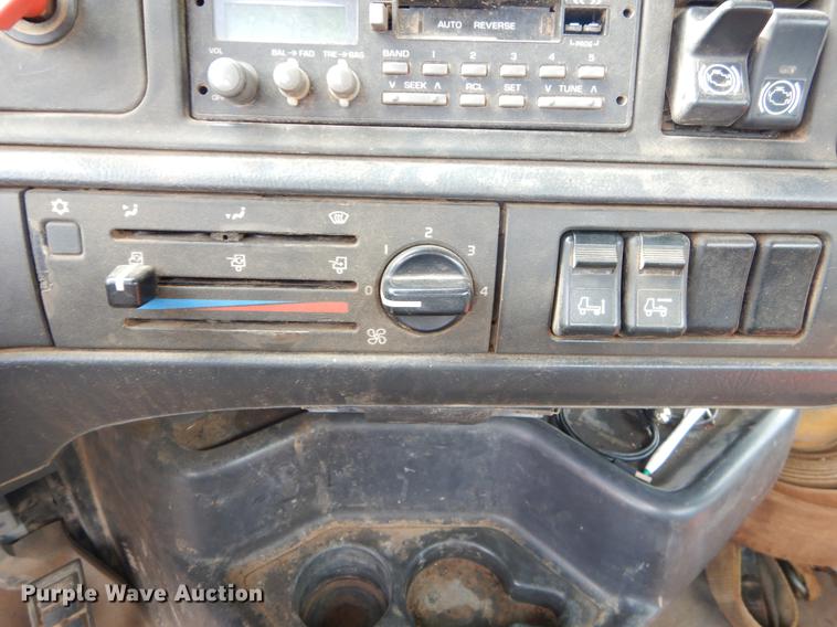 image for item EW9579 1998 Volvo VN semi truck