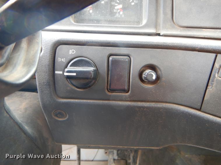 image for item EW9579 1998 Volvo VN semi truck