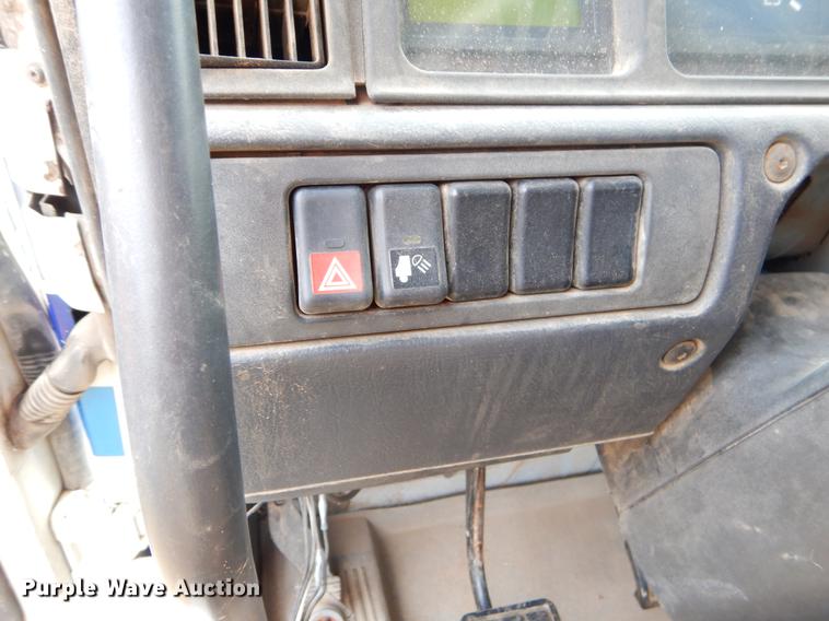 image for item EW9579 1998 Volvo VN semi truck