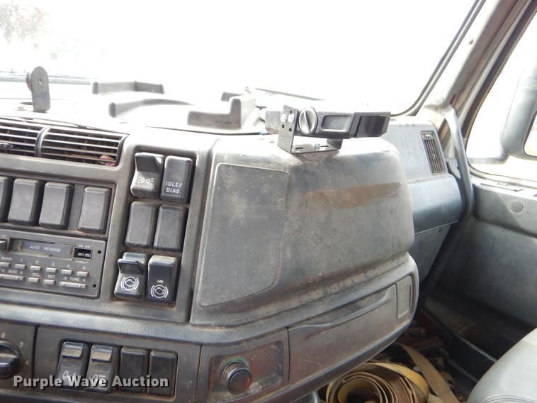 image for item EW9579 1998 Volvo VN semi truck