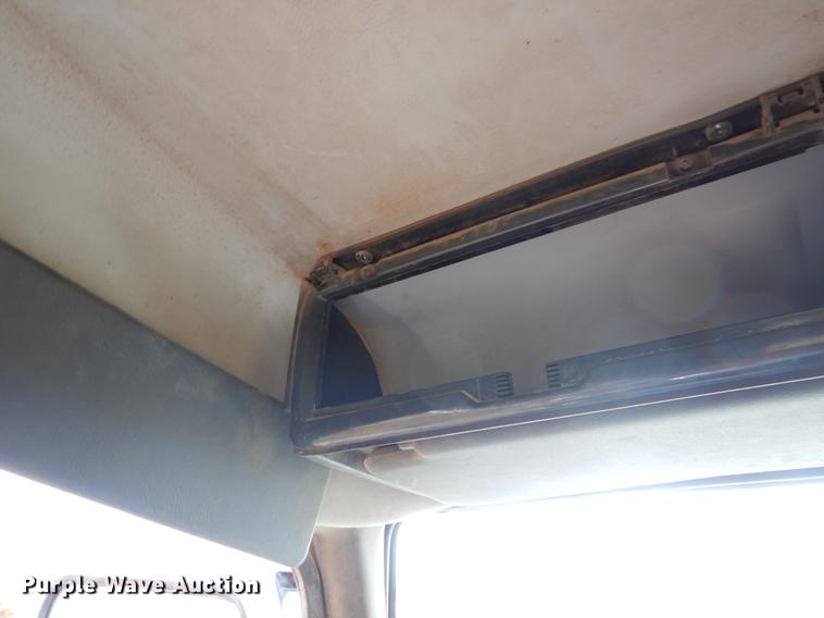 image for item EW9579 1998 Volvo VN semi truck