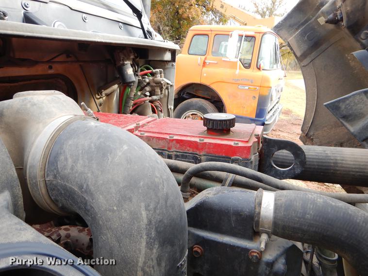 image for item EW9579 1998 Volvo VN semi truck