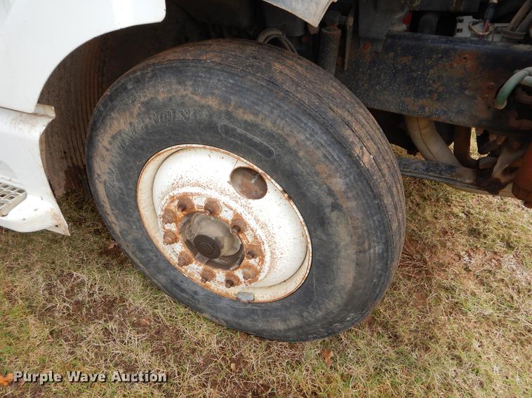 image for item EW9579 1998 Volvo VN semi truck