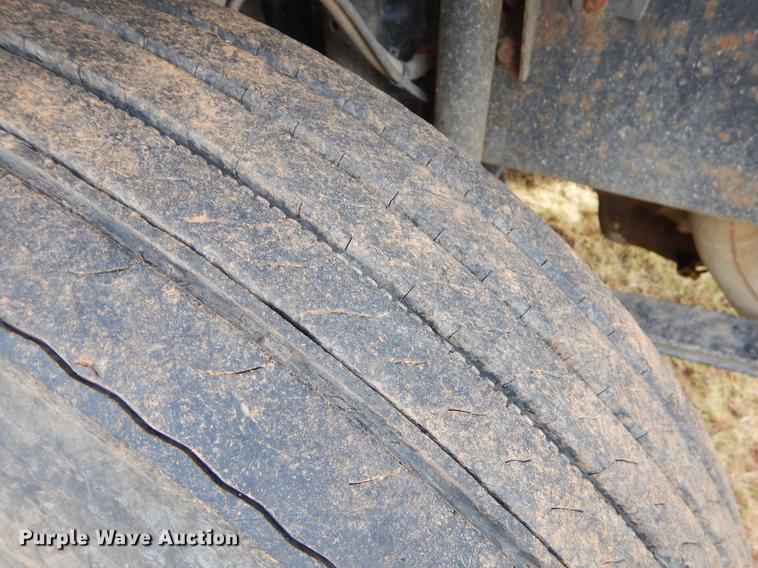 image for item EW9579 1998 Volvo VN semi truck