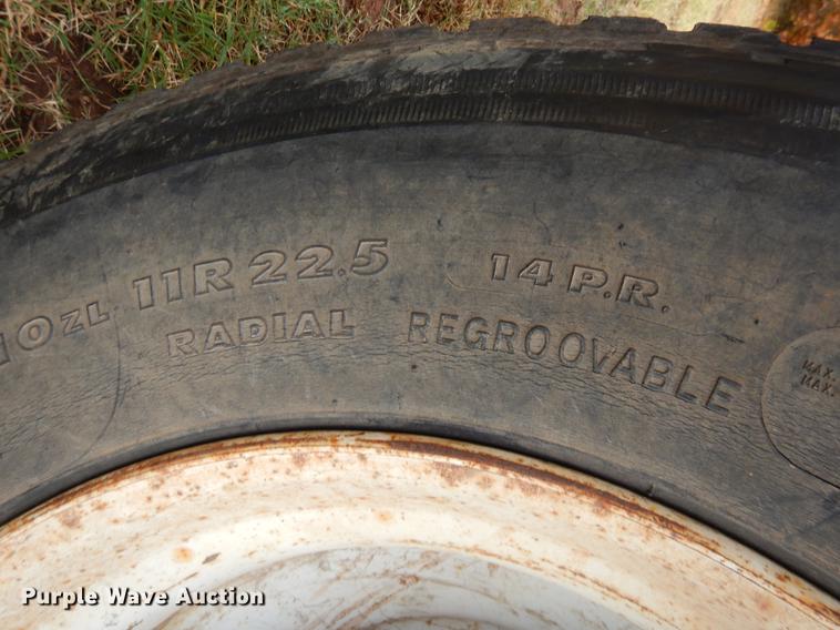 image for item EW9579 1998 Volvo VN semi truck