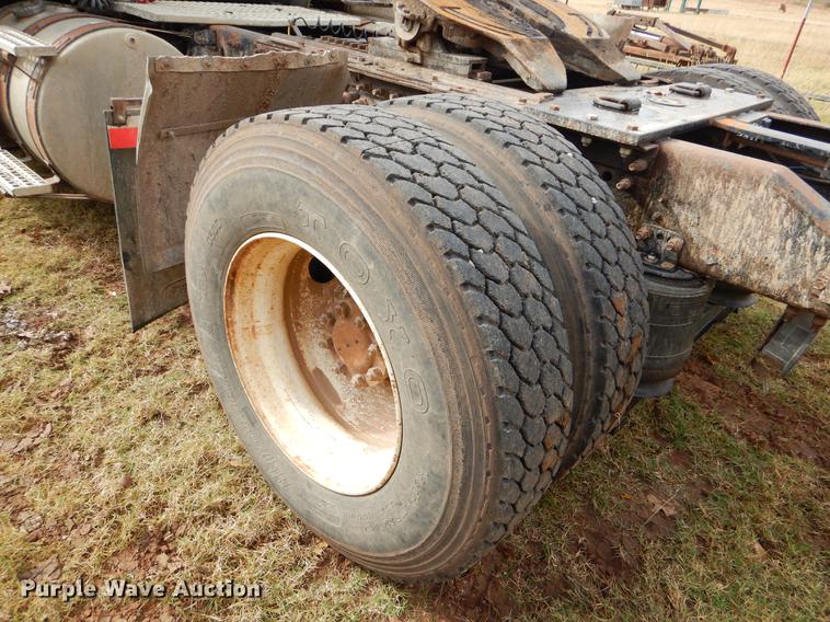 image for item EW9579 1998 Volvo VN semi truck