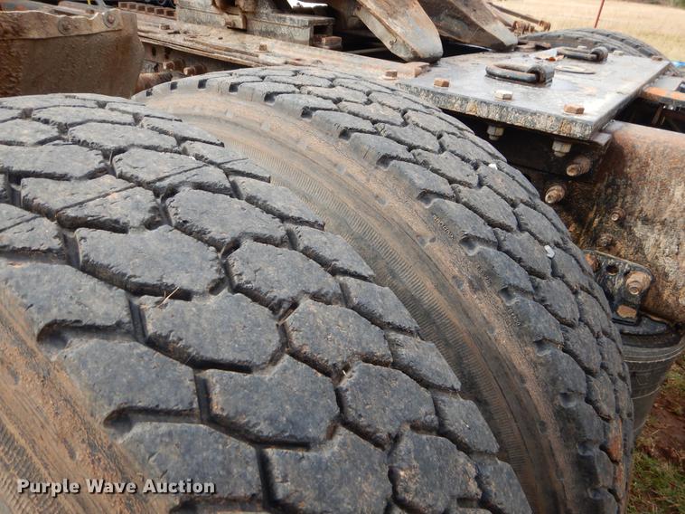 image for item EW9579 1998 Volvo VN semi truck