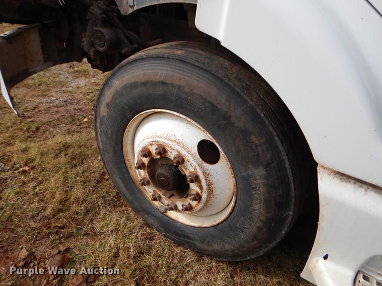 image for item EW9579 1998 Volvo VN semi truck