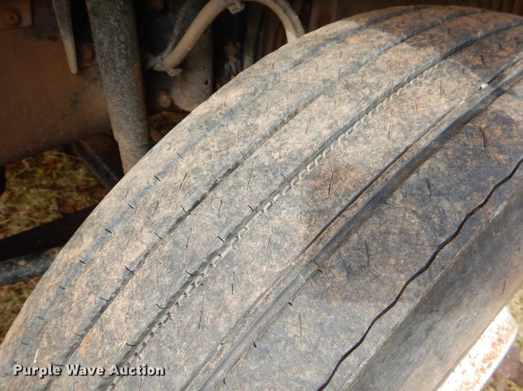 image for item EW9579 1998 Volvo VN semi truck