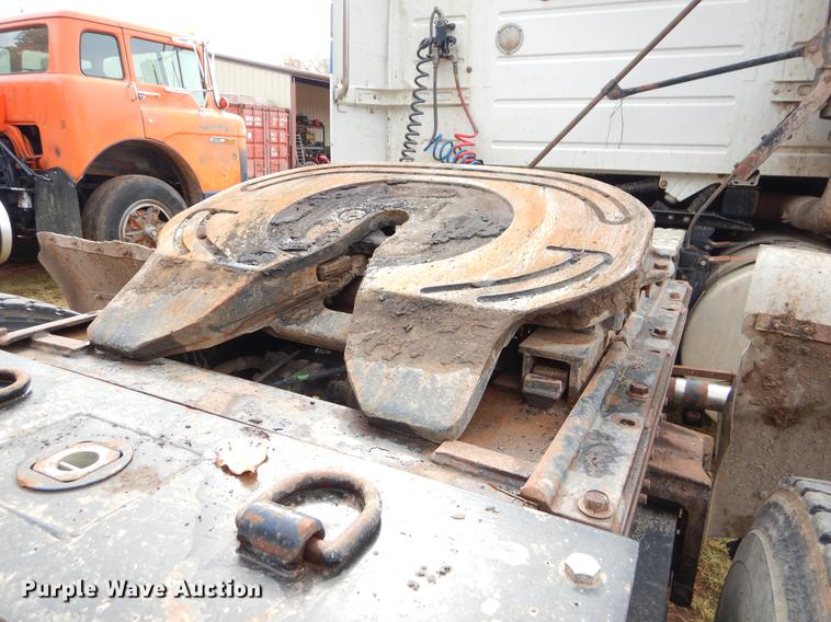 image for item EW9579 1998 Volvo VN semi truck