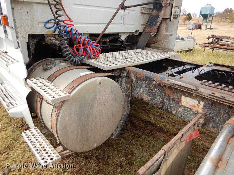 image for item EW9579 1998 Volvo VN semi truck