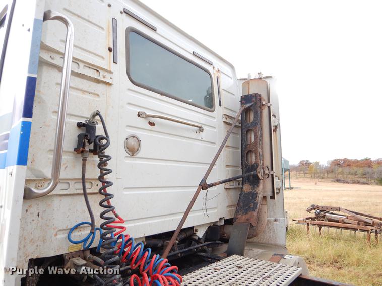 image for item EW9579 1998 Volvo VN semi truck