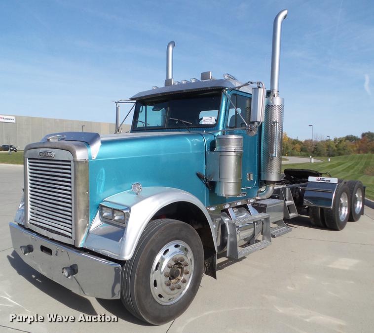 image for item L5706 2001 Freightliner Classic semi truck