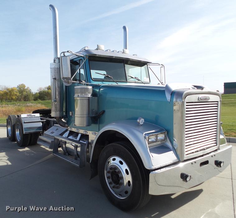 image for item L5706 2001 Freightliner Classic semi truck