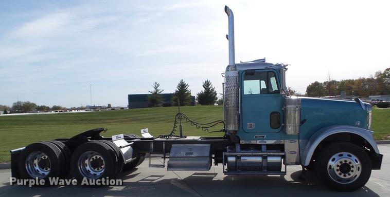 image for item L5706 2001 Freightliner Classic semi truck