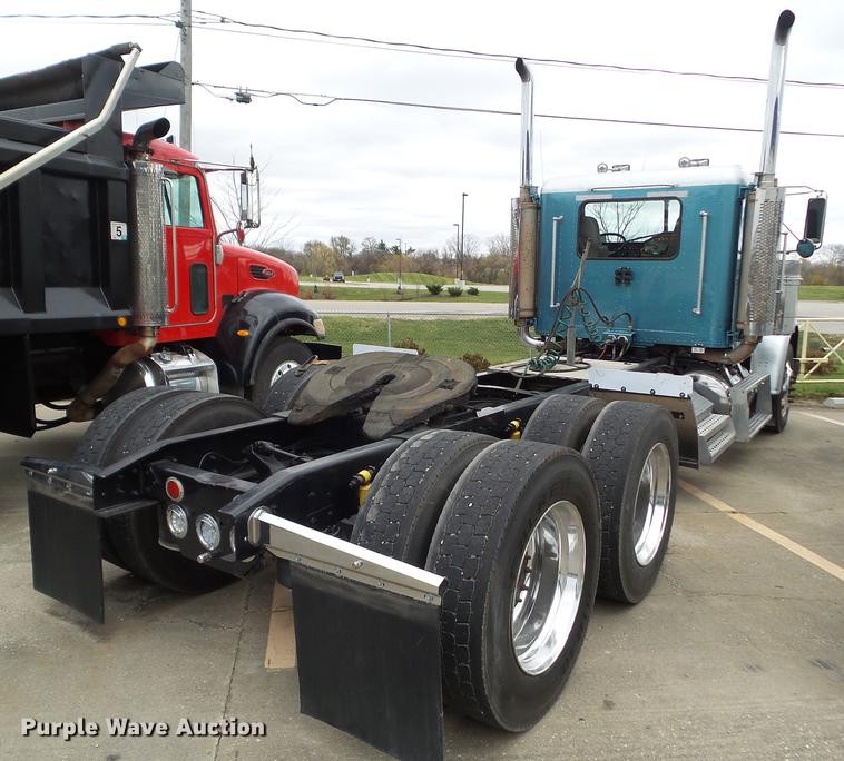 image for item L5706 2001 Freightliner Classic semi truck