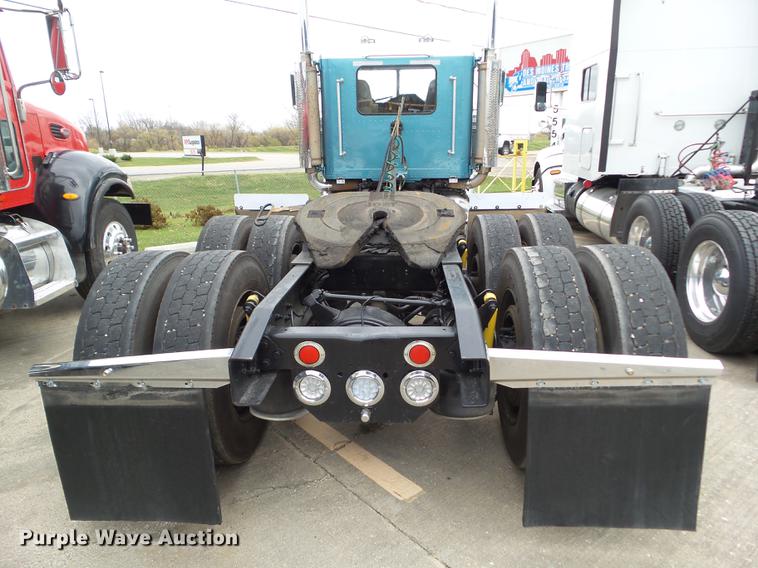 image for item L5706 2001 Freightliner Classic semi truck