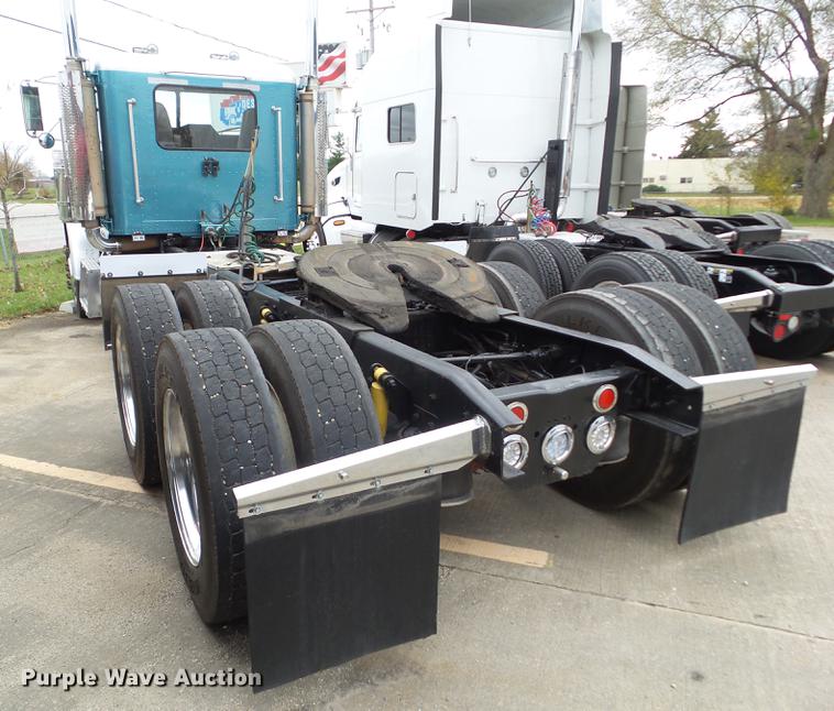 image for item L5706 2001 Freightliner Classic semi truck