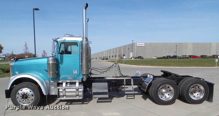 image for item L5706 2001 Freightliner Classic semi truck