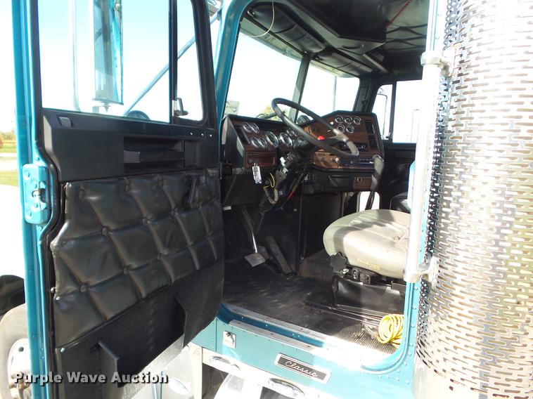 image for item L5706 2001 Freightliner Classic semi truck