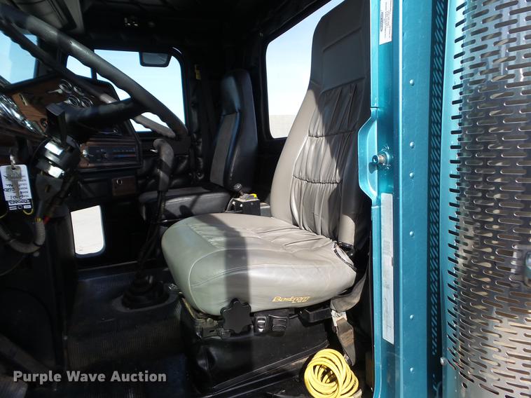 image for item L5706 2001 Freightliner Classic semi truck