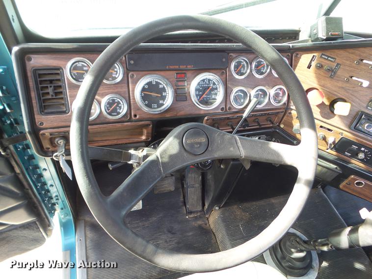 image for item L5706 2001 Freightliner Classic semi truck