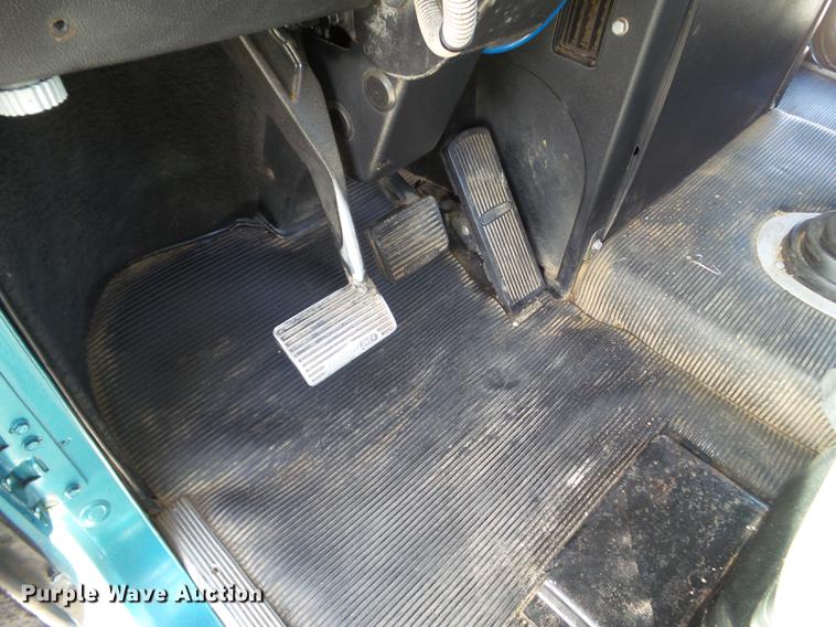 image for item L5706 2001 Freightliner Classic semi truck