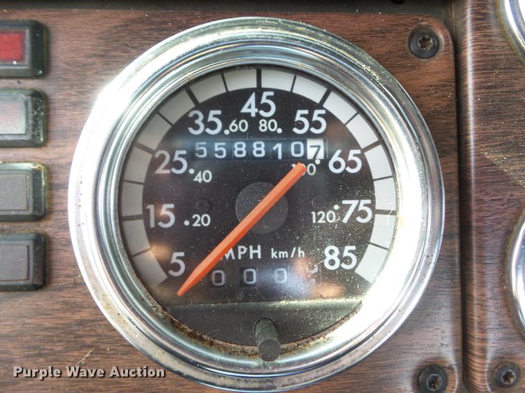 image for item L5706 2001 Freightliner Classic semi truck