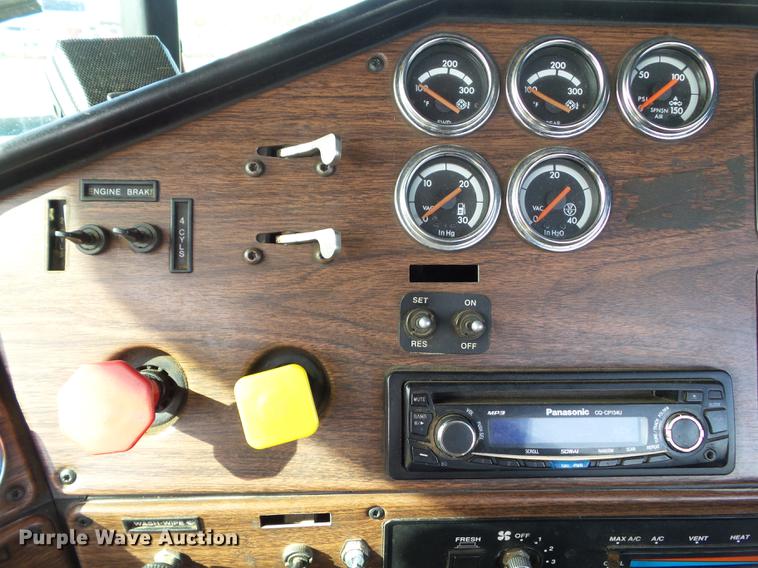 image for item L5706 2001 Freightliner Classic semi truck