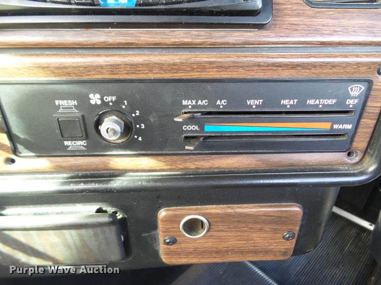 image for item L5706 2001 Freightliner Classic semi truck