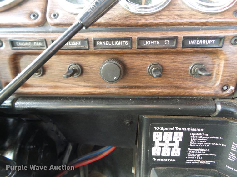 image for item L5706 2001 Freightliner Classic semi truck