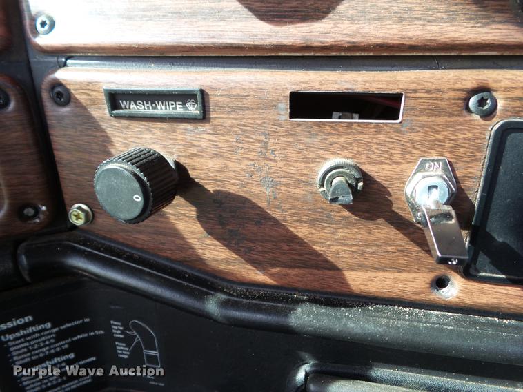 image for item L5706 2001 Freightliner Classic semi truck