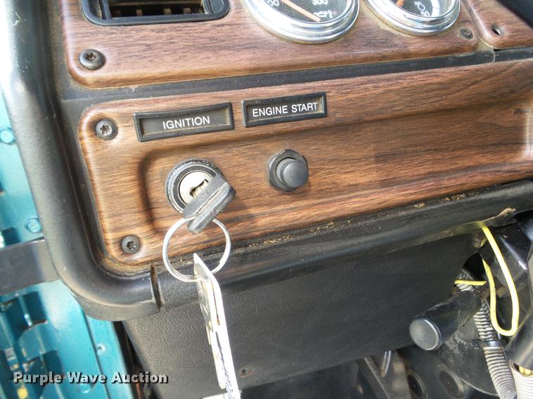 image for item L5706 2001 Freightliner Classic semi truck