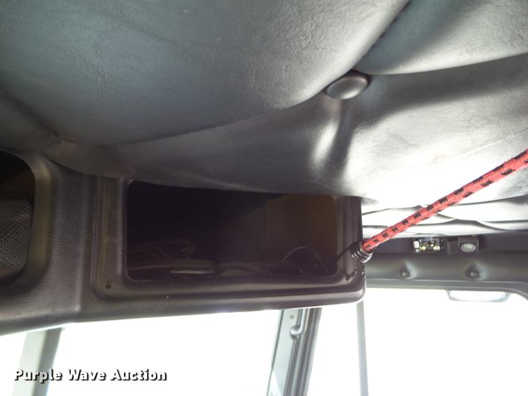 image for item L5706 2001 Freightliner Classic semi truck