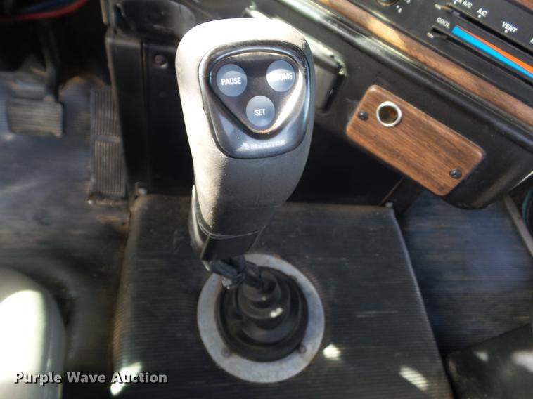 image for item L5706 2001 Freightliner Classic semi truck