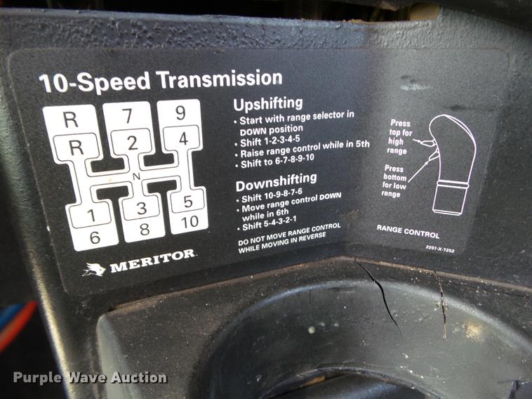 image for item L5706 2001 Freightliner Classic semi truck