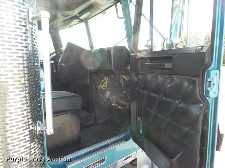 image for item L5706 2001 Freightliner Classic semi truck