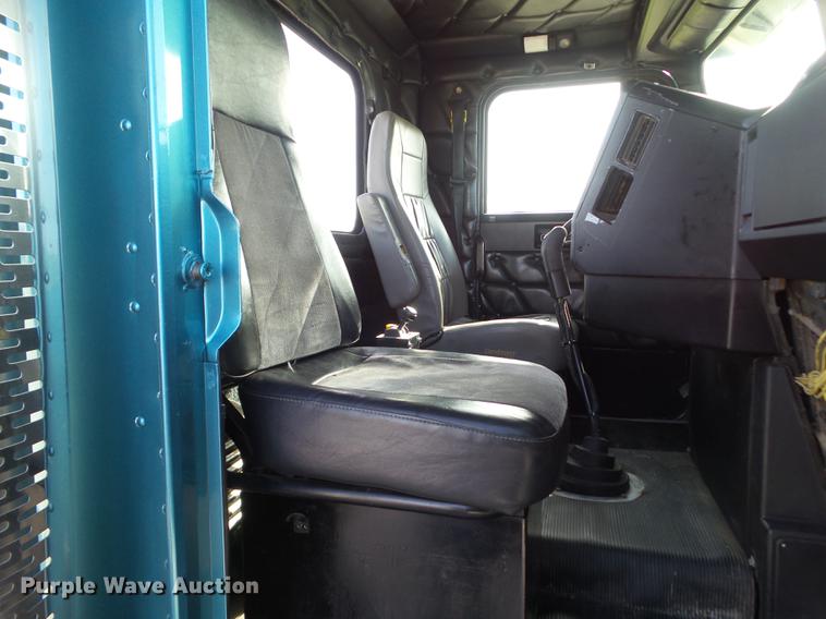 image for item L5706 2001 Freightliner Classic semi truck