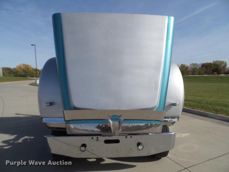 image for item L5706 2001 Freightliner Classic semi truck