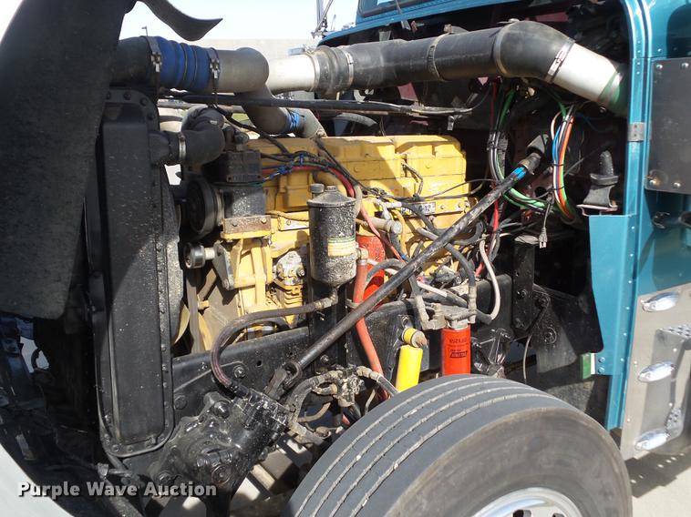 image for item L5706 2001 Freightliner Classic semi truck