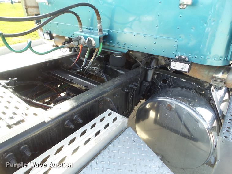 image for item L5706 2001 Freightliner Classic semi truck