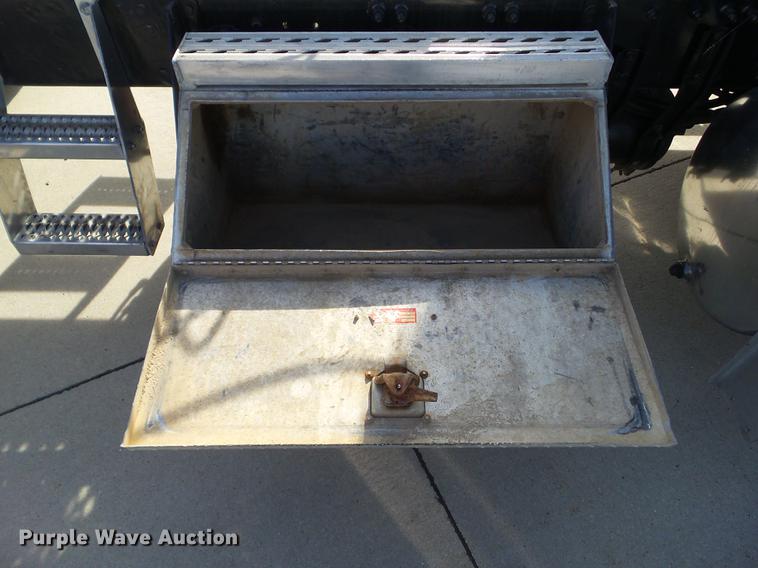 image for item L5706 2001 Freightliner Classic semi truck