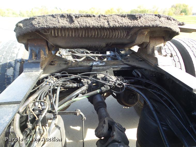 image for item L5706 2001 Freightliner Classic semi truck