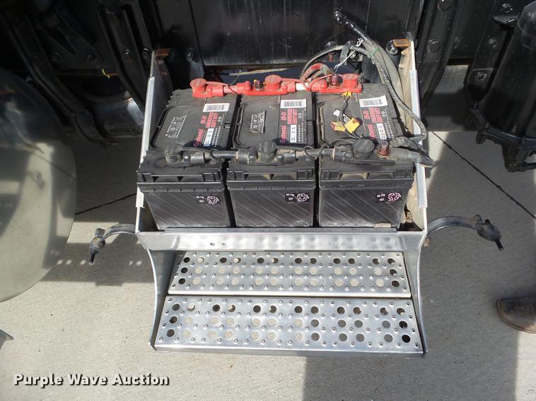 image for item L5706 2001 Freightliner Classic semi truck