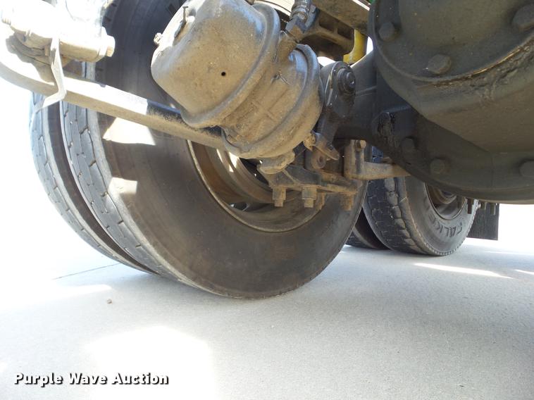 image for item L5706 2001 Freightliner Classic semi truck