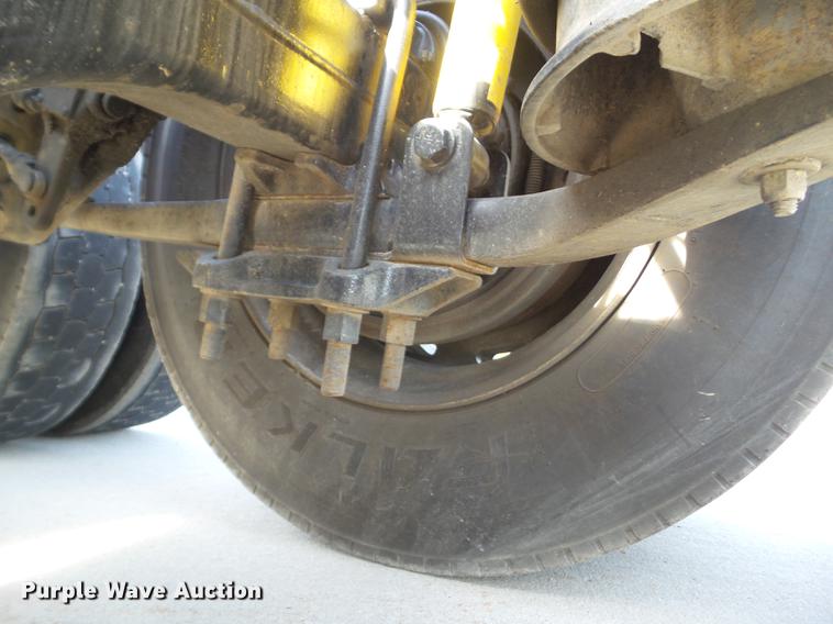 image for item L5706 2001 Freightliner Classic semi truck