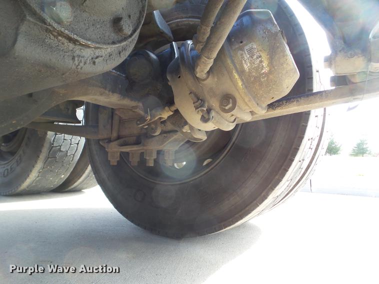 image for item L5706 2001 Freightliner Classic semi truck